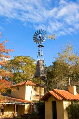 IMAGO Creative, Jahreszeit Herbst auf dem Land A colonial style farmhouse with active windmill Copyright: xLeexTorrensx xDesignxPicsx , 30814074 Copyright: LeexTorrensx xDesignxPics 30814074