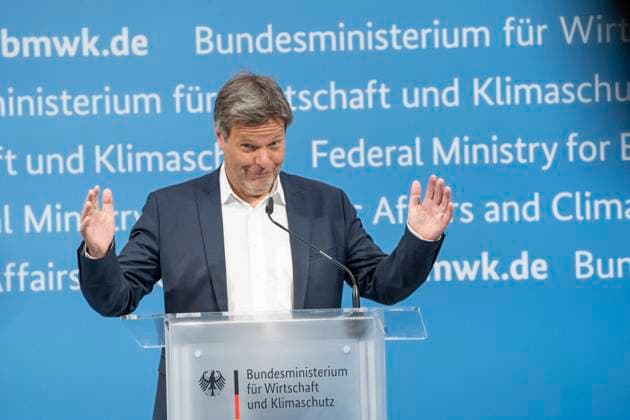 News Themen der Woche KW18 News Bilder des Tages Pressekonferenz nach 2. Photovoltaik-Gipfel im BMWK - Robert Habeck, Bundesminister für Wirtschaft und Klimaschutz;Pressekonferenz nach 2. Photovoltaik-Gipfel im BMWK - Robert Habeck, Bundesminister für Wirtschaft und Klimaschutz, Berlin Berlin Deutschland BMWK *** Press Conference after 2 Photovoltaic Summits at BMWK Robert Habeck, Federal Minister for Economic Affairs and Climate Protection Press Conference after 2 Photovoltaic Summits at BMWK Robert Habeck, Federal Minister for Economic Affairs and Climate Protection, Berlin Berlin Germany BMWK
