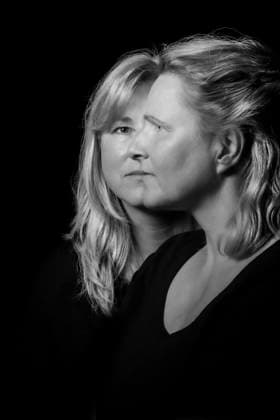  Geschwister Portrait, zwei Frauen, Schwestern, Schwarz-Weiß-Foto *** Siblings Portrait, Two Women, Sisters, Black white Photo Copyright: imageBROKER/RolandxMarske ibxrdm08682954.jpg ,model released, Symbolfoto ,property released