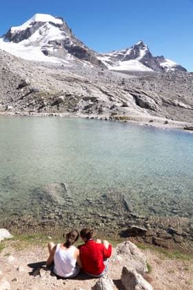 A couple of young hiker enjoying the view over the beautiful landscape of Gran Paradiso National Park, Italy Copyright: xrobertoxcaucinox xDesignxPicsx , 30819286 Copyright: JohnxHenkelx xDesignxPics 30819286