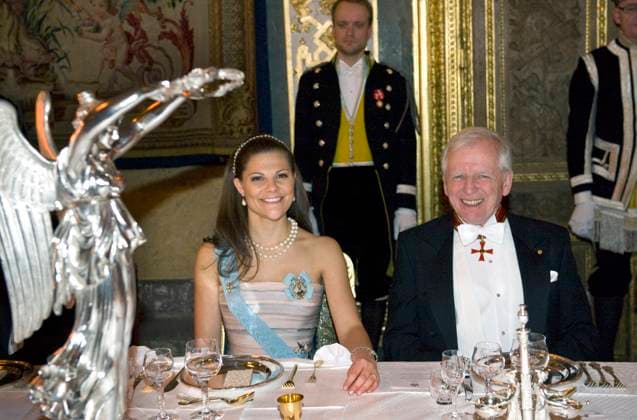 STOCKHOLM 20081211 Kronprinsessan Victoria till bords med tyske nobelpristagaren i medicin, Harald Zur Hausen när kungen bjöd in nobelpristagarna till middag pa Stockholms slott pa torsdagen. STOCKHOLM SVERIGE x10060x *** STOCKHOLM 20081211 Crown Princess Victoria at the table with the German Nobel Prize winner in medicine, Harald Zur Hausen, when The King invited the Nobel Prize winners to dinner at Stockholm Palace on Thursday STOCKHOLM SWEDEN x10060x  Copyright: xHENRIKxMONTGOMERYx xTTx NOBEL 2008 KUNGAMIDDAG