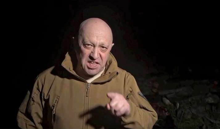 News Bilder des Tages Ukraine-Konflikt, Wagner-Chef Jewgeni Prigoschin droht mit Bachmut May 5, 2023, Bakhmut, Donetsk Oblast, Ukraine: Russian Yevgeny Prigozhin, owner of the Wagner Group of mercenaries broadcasts a tirade against Russian Defense Minister Sergei Shoigu accusing the military command of starving his forces of ammunition and supplies, May 4, 2023 near Bakhmut, Ukraine. Prigozhin, standing in a field of bodies of his soldiers killed in battle threatened to withdraw from the frontlines. Bakhmut Ukraine - ZUMAp138 20230505_zaa_p138_031 Copyright: xPoolx WagnerxGroupx