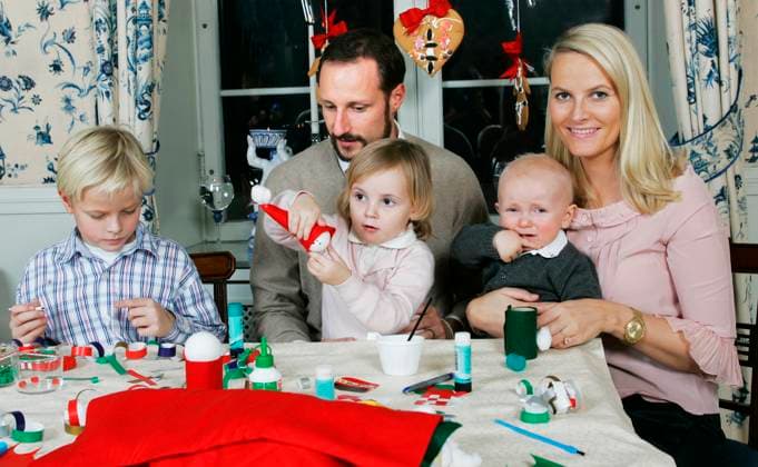 ASKER 20061212 Crown Prince Haakon of Norway, Princess Ingrid Alexandra, son Marius, Prince Sverre Magnus and Crown Princess Mette-Marit are making Christmas decorations in their home at the Skaugum Royal estate in Asker, Norway, December 12. 2006. ASKER NORWAY BILDER x20520x *** ASKER 20061212 Crown Prince Haakon of Norway, Princess Ingrid Alexandra, son Marius, Prince Sverre Magnus and Crown Princess Mette Marit are making Christmas decorations in their home at the Skaugum Royal estate in Asker, Norway, December 12 2006 ASKER NORWAY BILDER x20520x  Copyright: xLisexAserudx xTTx 20520