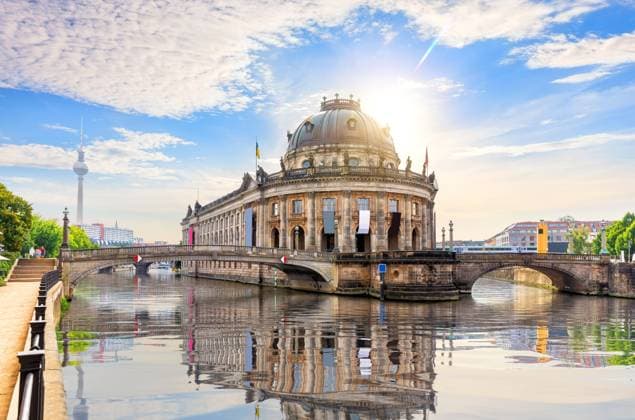 Museum Island on the Spree view of the bridges at sunny day, Berlin, Germany Museum Island on the Spree view of the bridges at sunny day, Berlin, Germany. Copyright: xZoonar.com AlexAntonx 19861748