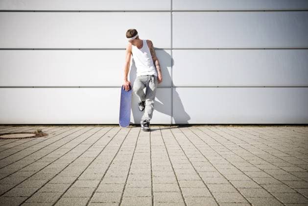 IMAGO Creative, Jahreszeit Frühling, Licht und Sonne skater holding his skateboard while taking a break Copyright: xsebastianxschubanzx xDesignxPicsx , 30842574 Copyright: sebastianxschubanzx xDesignxPics 30842574