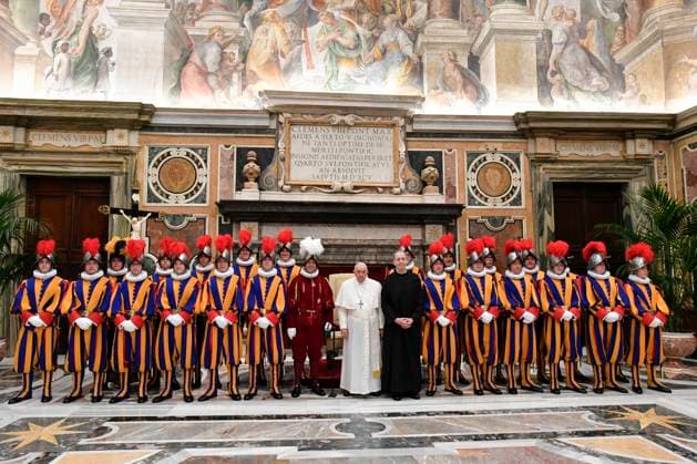 News Themen der Woche KW18 News Bilder des Tages Italy, Rome, Vatican, 2023 5 6. Pope Francis meeting with Pontifical Swiss Guards, in the Vatican, Photograph by Vatican Media Catholic Press Photo RESTRICTED TO EDITORIAL USE - NO MARKETING - NO ADVERTISING CAMPAIGNS.  Copyright: xVATICANxMEDIAx xipa-agency.netx xVaticanxMediax IPA_IPA37751828
