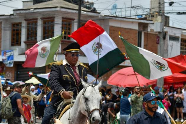 Anniversary Of The Battle Of Puebla In Mexico Inhabitants of the Concepcion Coatipac Community in the municipality of Calimaya, State of Mexico, are rooting for more than 50 years the tradition of participating in the representation of the Battle of Puebla on May 5, 1862. On May 5, 2023, the locals are characterized with French military uniforms as well as the blanket dress of the Mexican Zacapoaxtlas Indians, in memory of the Mexican triumph of this military feat led by General Ignacio Zaragoza. They are walking and fighting with flags, shotguns, machetes and cannons in the central streets of the neighborhood. Calimaya Mexico  Copyright: xArturoxHernandezx originalFilename: hernandezsanchez-notitle230505_npduP.jpg