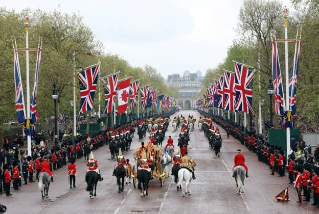 Entertainment Themen der Woche KW18 Entertainment Bilder des Tages King Charles III and his wife Queen Consort Camilla travel by Royal carriage on the way to Kings Charles s Coronation at Westminster Abbey in London on Saturday, May 06, 2023.  LON2023050609 HUGOxPHILPOTT