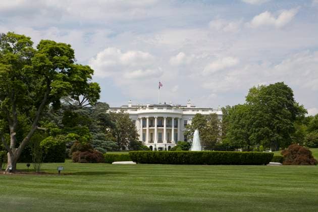 The white house with beautiful landscaping Copyright: xStevenxVonax xDesignxPicsx , 30853029 Copyright: StevenxVonax xDesignxPics 30853029