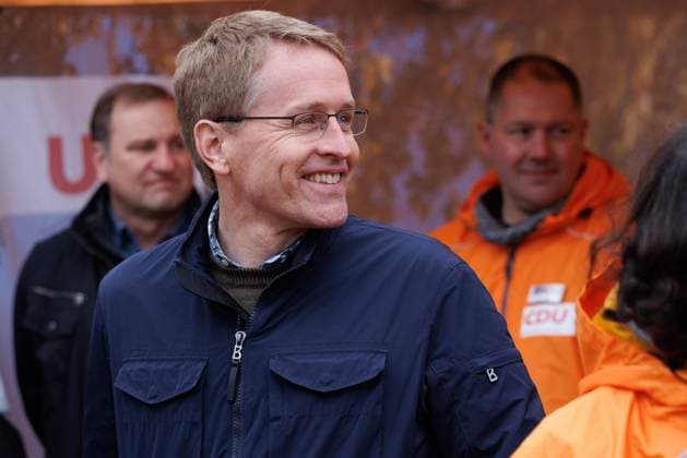 News Themen der Woche KW18 News Bilder des Tages Minsterpräsident Daniel Günter CDU im Kommunalwahlkampf 2023 für die Kommunalwahlen in Schleswig-Holstein besucht Daniel Günter die Städte und Gemeinden und unterstützt die lokale Politik. Auch Gespräche mit Bürgerinnen und Bürgern gehören dabei zum Programm. Schleswig Holstein Deutschland _JR50815 *** Minster President Daniel Günter CDU in the local election campaign 2023 for the local elections in Schleswig Holstein Daniel Günter visits the cities and towns and supports local politics Talks with citizens are also part of the program Schleswig Holstein Germany JR50815