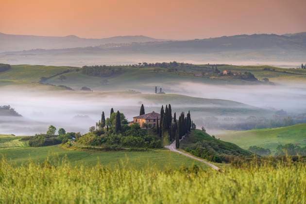  Podere Belvedere, Landgut in hügeligen Feldern, Morgenstimmung mit Frühnebel, San Quirico dOrcia, Val dOrcia, Toskana, Italien, Europa *** Podere Belvedere, country estate in hilly Fields, Morgenstimmung with Early morning fog, San Quirico dOrcia, Val dOrcia, Tuscany, Italy, Europe Copyright: imageBROKER/RobertxHaasmann ibxroh08724669.jpg