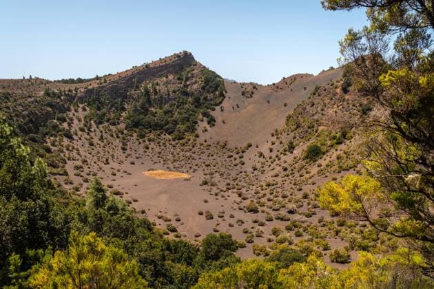 Creative Highlights World Der Vulkan Fireba im Park La Llania auf El Hierro, Kanarische Inseln. Neben El Brezal der feuchte Wald *** the Volcano Fireba at Park La LLania at El Hierro, Canary Islands Islands next to El Brezal the humid Forest Copyright: imageBROKER/UnaixHuizi ibxuhu09218731.jpg