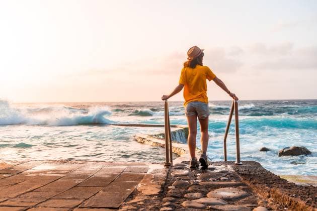 Creative Highlights Symbolbilder Tourist bei Sonnenuntergang im Felsenpool La Maceta auf der Insel El Hierro en la Frontera, Kanarische Inseln *** Tourist at Sunset at Rock pool La Maceta at the Island El Hierro en La Frontera, Canary Islands Islands Copyright: imageBROKER/UnaixHuizi ibxuhu09218787.jpg ,model released, Symbolfoto ,property released