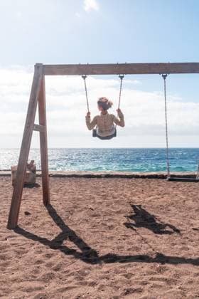 Creative Highlights Symbolbilder Eine Frau im Urlaub schwingt auf einer Schaukel am Strand der Insel El Hierro. Kanarische Inseln *** a Woman at Holiday swings at a Swing on Beach the Island El Hierro Canary Islands Islands Copyright: imageBROKER/UnaixHuizi ibxuhu09235390.jpg ,model released, Symbolfoto ,property released