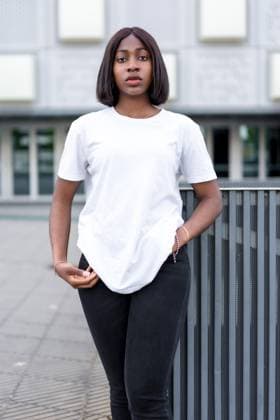 Creative Highlights Symbolbilder Mühelos cool: Ein Porträt einer stilvollen jungen schwarzen Frau mit einem grauen Gebäude als Hintergrund, die ein weißes TShirt und eine schwarze Hose trägt *** effortlessly cool a Portrait a stylish Boys Black people Woman with a grey Building as Background, the a White TShirt and a Black Pants carries Copyright: imageBROKER/UnaixHuizi ibxuhu09239420.jpg ,model released, Symbolfoto ,property released