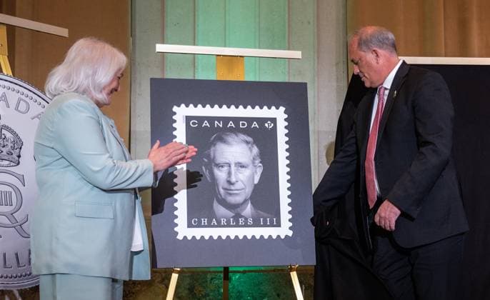 News Themen der Woche KW18 News Bilder des Tages May 6, 2023, Ottawa, ON, Canada: The official stamp is unveiled by Donald Booth, right, Canadian Secretary to the King, right, and Jo-Anne Polak, Senior Vice-President, Corporate and Employee Communication at Canada Post during coronation celebrations in honour of King Charles III in Ottawa, on Saturday, May 6, 2023. Ottawa Canada  - ZUMAc35_ 20230506_zaf_c35_080 Copyright: xSpencerxColbyx
