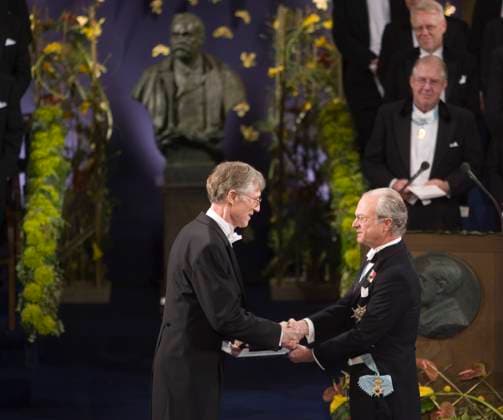 STOCKHOLM 20061210 John C. Mather tar emot Nobelpriset i fysik av kung Carl XVI Gustaf i Konserthuset. FOTO HENRIK MONTGOMERY SCANPIX KOD 10060 STOCKHOLM SVERIGE x10060x *** STOCKHOLM 20061210 John C Mather accepts the Nobel Prize in Physics from King Carl XVI Gustaf at the Concert Hall PHOTO HENRIK MONTGOMERY SCANPIX CODE 10060 STOCKHOLM SWEDEN x10060x.  Copyright: xHENRIKxMONTGOMERYx xTTx NOBEL 2006 KONSERTHUSET
