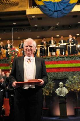 STOCKHOLM 2008-12-10 The 2008 Nobel Prize winner in physiology or medicine, German scientist Harald zur Hausen, (L) receives his medal from the Swedish King Carl XVI Gustaf in the concert hall, in Stockholm, 10 December 2008. Zur Hausen was awarded the Prize for the discovery of human papilloma viruses causing cervical cancer. Stockholm Sverige Science (general) x10080x *** STOCKHOLM 2008 12 10 The 2008 Nobel Prize winner in physiology or medicine, German scientist Harald zur Hausen, L receives his medal from the Swedish King Carl XVI Gustaf in the concert hall, in Stockholm, 10 December 2008 Zur Hausen was awarded the Prize for the discovery of human papilloma viruses causing cervical cancer Stockholm Sweden Science general x10080x  Copyright: xFREDRIKxSANDBERGx NOBEL 2008 KONSERTHUSET