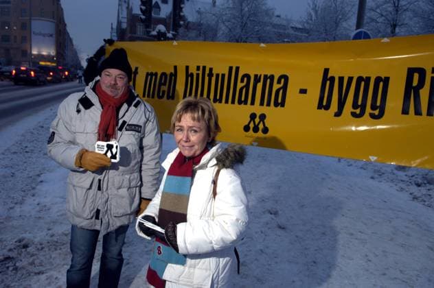 STOCKHOLM 20060103 Pa tisdagsmorgonen den 3 januari inleddes försöket med trängselskatt i Stockholm. Bild: Protester mot försöket var moderaternas Christer Wennerholm och Beatrice Ask som stod vid Roslagstulllinfarten och delade ut isskrapor x50010x *** STOCKHOLM 20060103 On Tuesday morning, January 3, the experiment with congestion tax in Stockholm was launched Picture Protesting against the experiment were the Moderate Partys Christer Wennerholm and Beatrice Ask, who stood at the Roslagstulllinfarten and handed out ice scrapers........10x  Copyright: xJanerikxHenrikssonx xTTx 50010