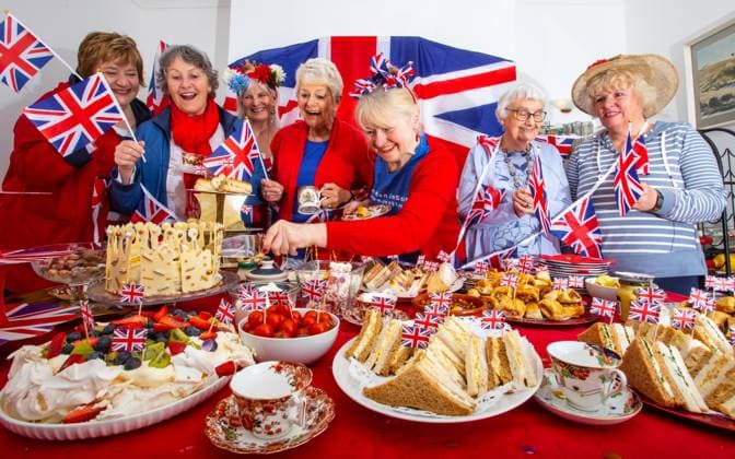 Entertainment Themen der Woche KW18 Entertainment Bilder des Tages PICTURE SHOWS (L-R): Janet Kingston, Jayne Jones, Sian Lewis, Brenda Spence, Susie Davies-Lowe, Hazel McClelland, Sharon Bowden. Susie Davies-Lowe throws a brilliant, colourful, Coronation party at her house in Swansea, Wales, to celebrate the coronation of King Charles III Where: Swansea, Wales, United Kingdom When: 07 May 2023 Credit: Joann Randles Cover Images Copyright: xx 52692457 EDITORIAL USE ONLY. NOT FOR USE BY NEWSPAPERS BASED IN THE UK.
