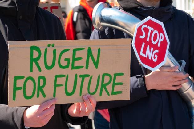 Anhaenger des Buendnisses Widerklang - Kundgebung gegen LNG! demonstrieren am 07.05.2023 waehrend einer Kundgebung in Binz auf der Insel Ruegen. Die Teilnehmer protestierten gegen das geplante LNG-Terminal vor und auf Ruegen. Supporters of the alliance Resonance - rally against LNG! demonstrate on May 7th, 2023 during a rally in Binz on the island of Ruegen. The participants protested against the planned LNG terminal in front of and on Ruegen. search: Deutschland MeckPom Mecklenburgport Mukran Ostdeutschland Norddeutschland Ostsee Sellin Sassnitz Vorpommern Wirtschaft Energiewirtschaft Mecklenburg-Vorpommern Kundgebungen Protest Demonstrationen Fluessiggas Fluessigerdgas Gas Fluessigerdgas Energie Energieversorgung Flüssigerdgas-T