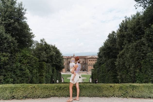 IMAGO Creative: Sommer, Sommertage im Stadtpark Woman with a toddler in her arms in the Boboli Gardens viewpoint Florence, Tuscany, Italy CR_NEPM230223-1132973-01 ,model released, Symbolfoto