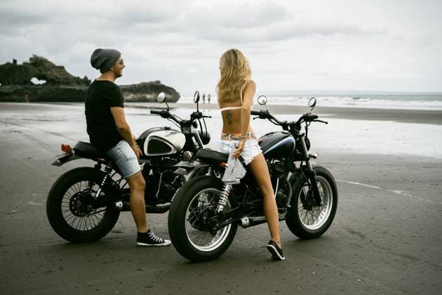 Stylish couple on motorcycles on the ocean beach. Bali. South Kuta, Bali, Indonesia CR_YUKI230502-1155382-01 ,model released, Symbolfoto