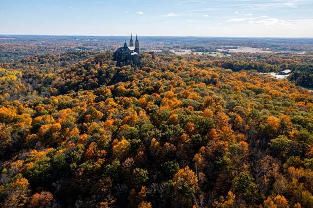Church and fall color in Wisconsin. Hubertus, Wisconsin, United States R_JEPH230223-1134023-01
