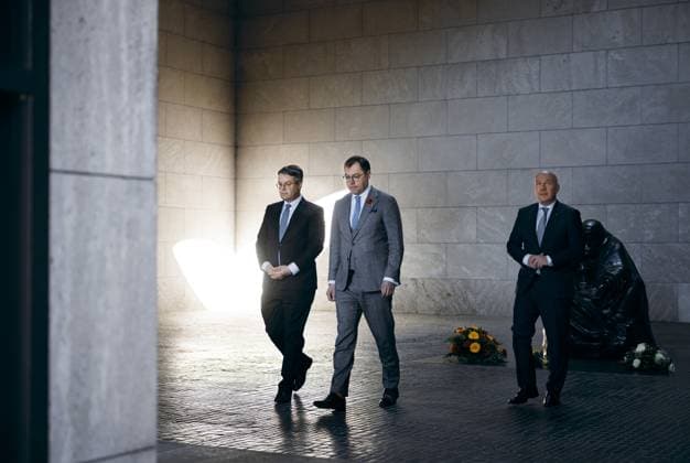 News Themen der Woche KW19 News Bilder des Tages Tobias Lindner, Staatsminister im Auswaertigen Amt, aufgenommen im Rahmen zum Stillen Gedenken zum Weltkriegsende in der Neuen Wache in Berlin. StS Tobias Lindner, wird von Oleksij Makejew, Ukrainischer Botschafter in Deutschland und dem Regierenden Buergermeisters von Berlin Kai Wegner (CDU) Begelitet. 08.05.2023. Berlin Deutschland *** Tobias Lindner, Minister of State in the Foreign Ministry, received in the framework of the silent commemoration of the end of the World War in the Neue Wache in Berlin StS Tobias Lindner, is welcomed by Oleksij Makejew, Ukrainian Ambassador to Germany and the Governing Mayor of Berlin Kai Wegner CDU 08 05 2023 Berlin Germany Copyright: xFelixxZahn photothek.netx