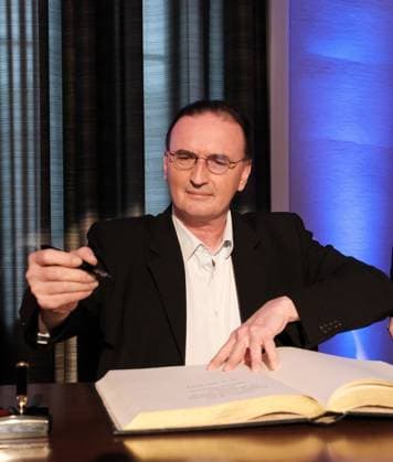07.05.2023 xkhx Kassel Verleihung Kasseler Literaturpreis für grotesken Humor an Schriftsteller Gerhard Henschel Bild zeigt Preisträger Schriftsteller Gerhard Henschel beim Eintrag ins goldene Buch ster Stadt Kassel