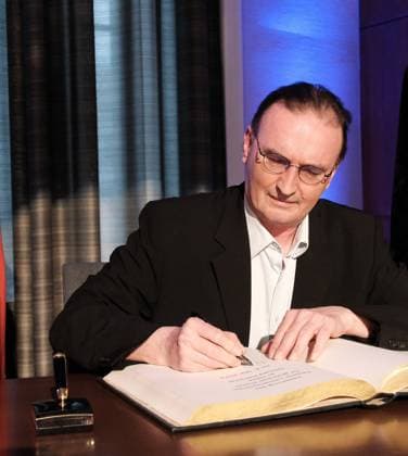 07.05.2023 xkhx Kassel Verleihung Kasseler Literaturpreis für grotesken Humor an Schriftsteller Gerhard Henschel Bild zeigt Preisträger Schriftsteller Gerhard Henschel beim Eintrag ins goldene Buch ster Stadt Kassel