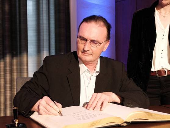 07.05.2023 xkhx Kassel Verleihung Kasseler Literaturpreis für grotesken Humor an Schriftsteller Gerhard Henschel Bild zeigt Preisträger Schriftsteller Gerhard Henschel beim Eintrag ins goldene Buch ster Stadt Kassel