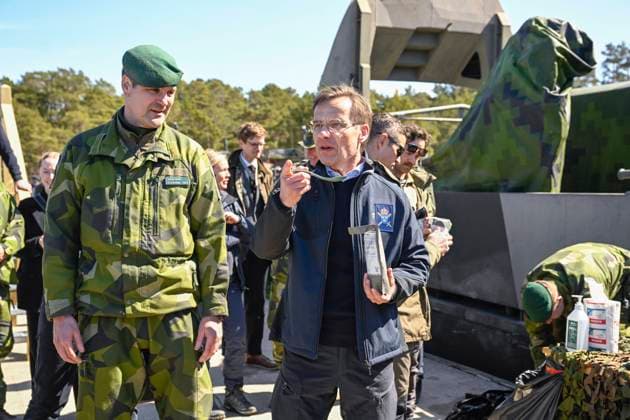 News Bilder des Tages STOCKHOLM 20230508 Överstelöjtnant Johan Wallin, chef för femte amfibiebataljonen, och statsminister Ulf Kristersson (M) under militärövningen Aurora 23 där svenska amfibiesoldater övar anfall med Royal Marines pa Korsö i Stockholms skärgard under mandagen. Stockholm Sverige x10080x *** STOCKHOLM 20230508 Lieutenant Colonel Johan Wallin, commander of the Fifth Amphibious Battalion, and Prime Minister Ulf Kristersson M during the military exercise Aurora 23 where Swedish amphibious soldiers practice attacks with the Royal Marines on Korsö in the Stockholm archipelago on Monday Stockholm Sweden x10080x  Copyright: xFredrikxSandberg TTx AURORA 23 KORSÖ TTABB0000000000184503