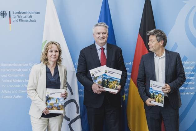 (L-R) Steffi Lemke (Buendnis 90 Die Gruenen), Bundesministerin fuer Umwelt, Naturschutz, nukleare Sicherheit und Verbraucherschutz, Mathias Cormann, Generalsekretaer der OECD (Organisation for Economic Co-operation and Development), und Robert Habeck (Buendnis 90 Die Gruenen), Bundesminister fuer Wirtschaft und Klimaschutz und Vizekanzler, aufgenommen im Rahmen der Pressekonferenz zur Uebergabe des OECD-Umweltpruefberichts an die Bundesumweltministerin sowie des OECD-Wirtschaftsberichts an den Bundeswirtschaftsminister in Berlin, 08.05.2023. Berlin Deutschland *** L R Steffi Lemke Buendnis 90 Die Gruenen , Federal Minister for the Environment, Nature Conservation, Nuclear Safety and Consumer Protection, Mathias Cormann, Secretary General o Copyright: xFlorianxGaertner photothek.dex