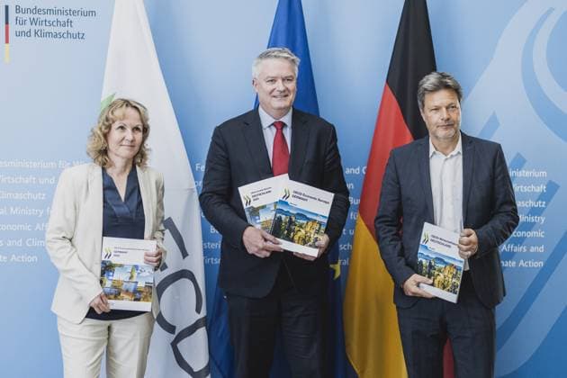 News Themen der Woche KW19 News Bilder des Tages (L-R) Steffi Lemke (Buendnis 90 Die Gruenen), Bundesministerin fuer Umwelt, Naturschutz, nukleare Sicherheit und Verbraucherschutz, Mathias Cormann, Generalsekretaer der OECD (Organisation for Economic Co-operation and Development), und Robert Habeck (Buendnis 90 Die Gruenen), Bundesminister fuer Wirtschaft und Klimaschutz und Vizekanzler, aufgenommen im Rahmen der Pressekonferenz zur Uebergabe des OECD-Umweltpruefberichts an die Bundesumweltministerin sowie des OECD-Wirtschaftsberichts an den Bundeswirtschaftsminister in Berlin, 08.05.2023. Berlin Deutschland *** L R Steffi Lemke Buendnis 90 Die Gruenen , Federal Minister for the Environment, Nature Conservation, Nuclear Safety and Consumer Protection, Mathias Cormann, Secretary General o Copyright: xFlorianxGaertner photothek.dex