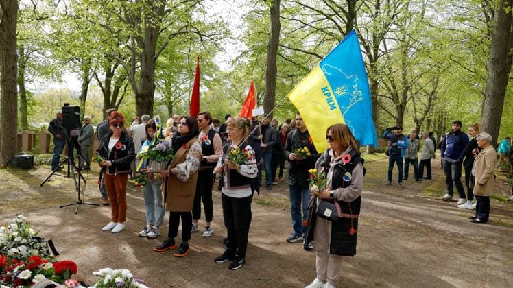 News Themen der Woche KW19 News Bilder des Tages Gedenken_ Befreiung 08.05.2023, Chemnitz, Ehrenfriedhof, Gedenken Zum 78. Jahrestag der Befreiung vom Nationalsozialismus und Ende des 2. Weltkriges lädt die Vereinigung der Verfolgten des Naziregimes Chemnitz zum Gedenken auf den Sowjetischen Ehrenfriedhof ein ( Garnisionsfriedhof der Roten Armee, Richterweg 5) Hier liegen die sterblichen Überreste von mehr als tausend Soldaten. Chemnitz Sachsen BRD *** Commemoration Liberation 08 05 2023, Chemnitz, Cemetery of Honor, Commemoration On the 78th anniversary of the liberation from Nazism and the end of World War II, the Association of Persecuted Nazis Chemnitz invites you to commemorate the Soviet Cemetery of Honor Garrison Cemetery of the Red Army, Richterweg 5 Here lie the remains of m