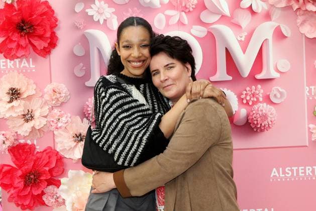 Entertainment Themen der Woche KW19 Entertainment Bilder des Tages Shari Streich und ihre Mutter Kerstin beim Der perfekte Muttertag Event am 8.05.2023 im Alstertal Einkaufszentrum (AEZ) in Hamburg Der Perfekte Muttertag- Event im Hamburger AEZ *** Shari Streich and her mother Kerstin at the The Perfect Mothers Day Event on 8 05 2023 at the Alstertal Shopping Center AEZ in Hamburg The Perfect Mothers Day Event at the Hamburg AEZ 