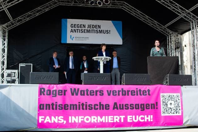 News Themen der Woche KW19 News Bilder des Tages Rally Against Roger Waters Concert In Cologne Henriette Reker, cologne mayor, speaks during the rally in front of Dom Cathedral and protest against Roger Waters s concert in Cologne, Germany on May 8, 2023 as he was accused of by frankfurt counceil of being antisemite and long standing of opponent of Israel as apartheid state Cologne Germany  Copyright: xYingxTangx originalFilename: tang-notitle230508_npLBY.jpg