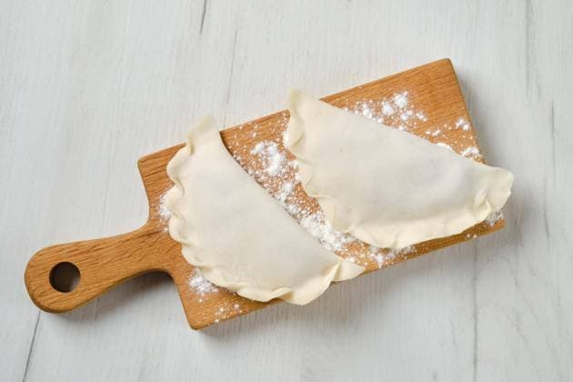  Ansicht von oben auf Cheburek, eine Pastete aus dünnem, ungesäuertem Teig, gefüllt mit Lammfleisch und scharfen Gewürzen *** View from above at Cheburek, a Pâté from thin unleavened Dough, filled with Lamb and sharp Spices Copyright: imageBROKER/AlekseixIsachenko ibxaii08706368.jpg