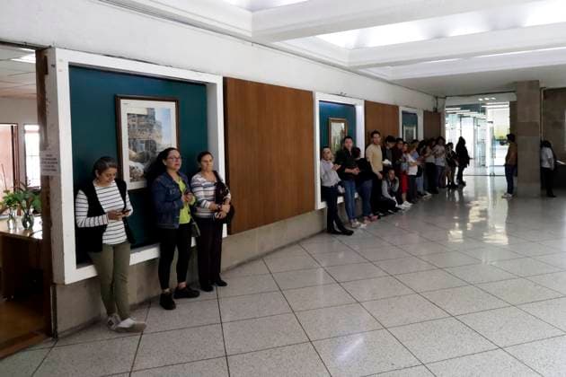 May 8, 2023, Mexico City, Mexico: The Mexico City government reported that human error activated the seismic alert in some parts of the city and caused evictions. In the picture, people evicted at the Zocalo in Mexico City. on May 8, 2023 in Mexico City, Mexico Mexico City Mexico - ZUMAe321 20230508_zia_e321_041 Copyright: xLuisxBarronx