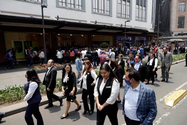 May 8, 2023, Mexico City, Mexico: The Mexico City government reported that human error activated the seismic alert in some parts of the city and caused evictions. In the picture, people evicted from a department store in the Zocalo in Mexico City. on May 8, 2023 in Mexico City, Mexico Mexico City Mexico - ZUMAe321 20230508_zia_e321_050 Copyright: xLuisxBarronx