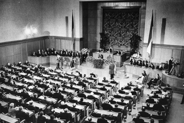 Undatiert: Festakt im NRW - Landtag *** NUR FÜR REDAKTIONELLE ZWECKE *** EDITORIAL USE ONLY ***<p>Ende 60er Jahre Anfang 70er Jahre: Festliche Feierstunde im vollbesetzten NRW - Landtag in Düsseldorf: Rednerbühne und Hintergrund des Sitzungssaals sind mit Blumen und Fahnen geschmückt. Auch das Deutsche Fernsehen ist mit zwei Kameras vor Ort. Am Rednerpult steht Gustav Heinemann. Deutschland Düsseldorf Copyright: KARTENBERG,xHeinzxJürgen *** undated Ceremony at NRW Landtag *** ONLY FOR EDITORIAL PURPOSE *** EDITORIAL USE ONLY *** P End 60s Years Start 1970s Years Festive Celebration hour at vollbesetzten NRW Landtag in Düsseldorf Speakers stage and Background of Meeting room are with Flowers and Flags adorned also the German Televi Copyright: KARTENBERG,xHeinzxJürgen docnrwhugopicture50889427 EDITORIAL USE ONLY