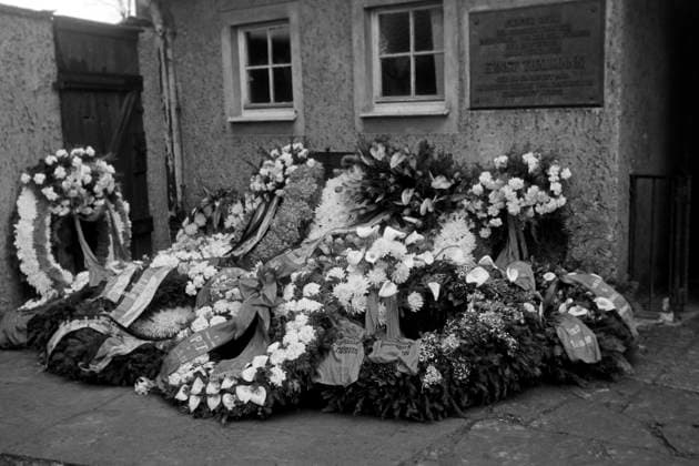 Das KZ Buchenwald Blumenkränze unter der Gedenktafel für Ernst Thälmann im Konzentrationslager Buchenwald, 1960. Flower wreaths under the memorial plaque for Ernst Thälmann at Buchenwald concentration camp, 1960., Deutschland Copyright: ErichxAndres EAN_6219203