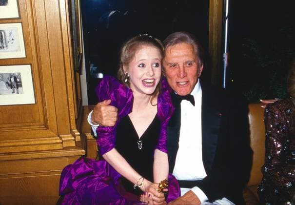 Silvia Seidel, deutsche Schauspielerin und Tänzerin mit dem amerikanischen Schauspieler Kirk Douglas bei der After-Show-Party der Verleihung der Goldenen Kamera in Berlin, Deutschland 1989. Copyright: HartwigxValdmanis Nur redaktionelle Nutzung. Editorial usage only. VAL_720000962