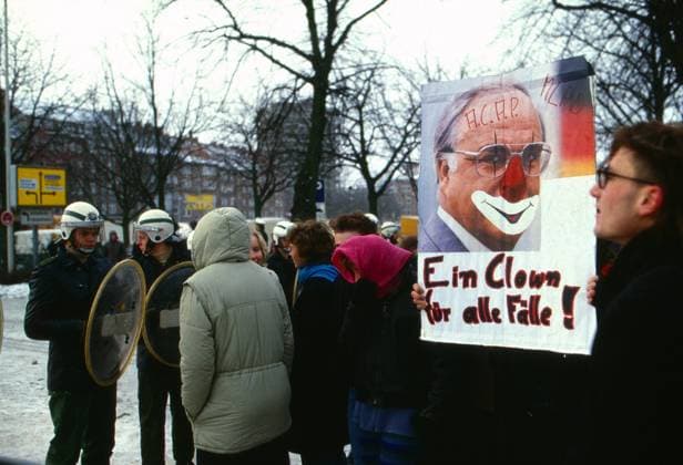 Bei einer Demonstration haben Protestler das Porträt von Bundeskanzler Helmut Kohl mit dem Spruch Ein Clown für alle Fälle versehen, Deutschland um 1985. Copyright: HartwigxValdmanis Nur redaktionelle Nutzung. Editorial usage only. VAL_720001318