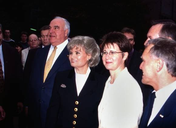 Bundeskanzler Helmut Kohl mit Ehefrau Hannelore und Bündnis 90 Die Grünen Politikerin Krista Sager, Deutschland um 1998. Copyright: HartwigxValdmanis Nur redaktionelle Nutzung. Editorial usage only. VAL_720001356