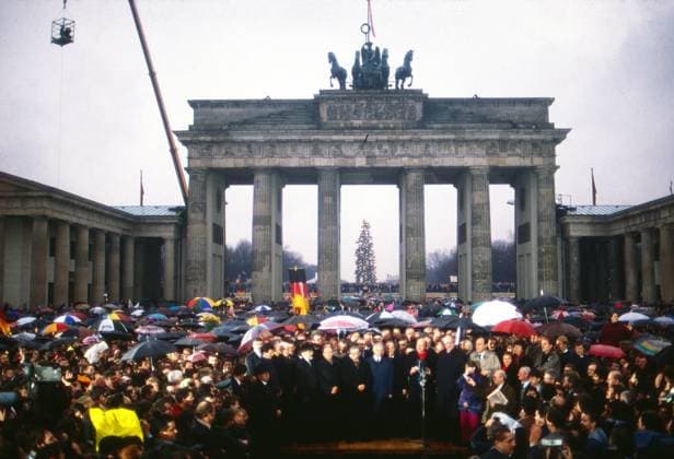 Vorsitzender des DDR Ministerrats Hans Modrow, Oberbürgermeister Ost-Berlin Erhard Krack, Regierender Bürgermeister Walter Momper (roter Schal), Bundeskanzler Helmut Kohl, Mompers Tochter Friederike und Außenminister Hans Dietrich Genscher bei der Öffnung vom Brandenburger Tor in Berlin, Deutschland 1989. Copyright: HartwigxValdmanis Nur redaktionelle Nutzung. Editorial usage only. VAL_720001367