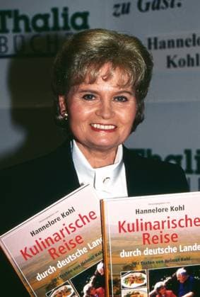 Hannelore Kohl, erste Ehefrau von Bundeskanzler Helmut Kohl, bei der Präsentation ihres Kochbuchs Kulinarische Reise durch deutsche Lande in einer Thalia Buchhandlung, Deutschland 1996. Copyright: HartwigxValdmanis Nur redaktionelle Nutzung. Editorial usage only. VAL_720001372