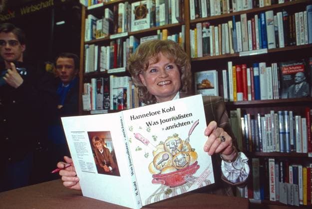 Hannelore Kohl, erste Ehefrau von Bundeskanzler Helmut Kohl, bei der Präsentation ihres Kochbuchs Was Journalisten anrichten , Deutschland 1988. Copyright: HartwigxValdmanis Nur redaktionelle Nutzung. Editorial usage only. VAL_720001376