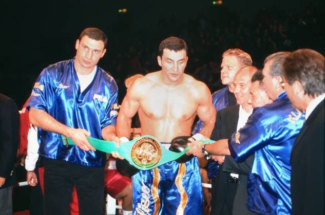 Wladimir und Vitali Klitschko, als Trainer und als Boxer, nach dem Gewinn eines Boxkampfes, Deutschland um 1998. Copyright: HartwigxValdmanis Nur redaktionelle Nutzung. Editorial usage only. VAL_720001408